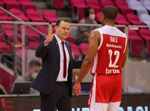 周薪跻身队 周薪跻身队